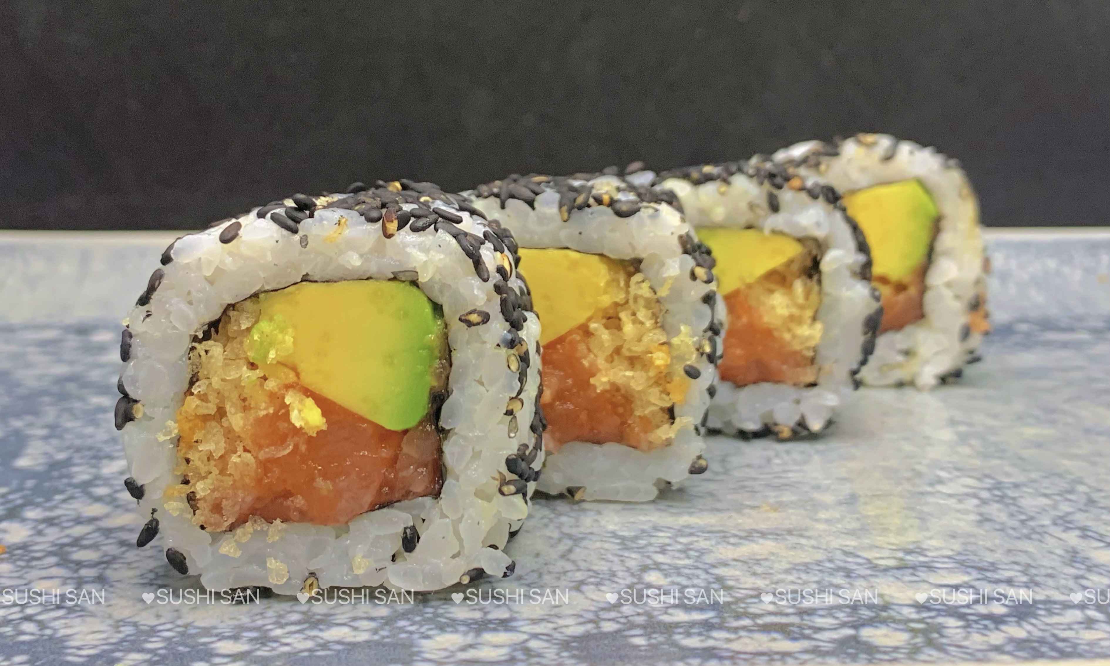 Spicy salmón crunch roll