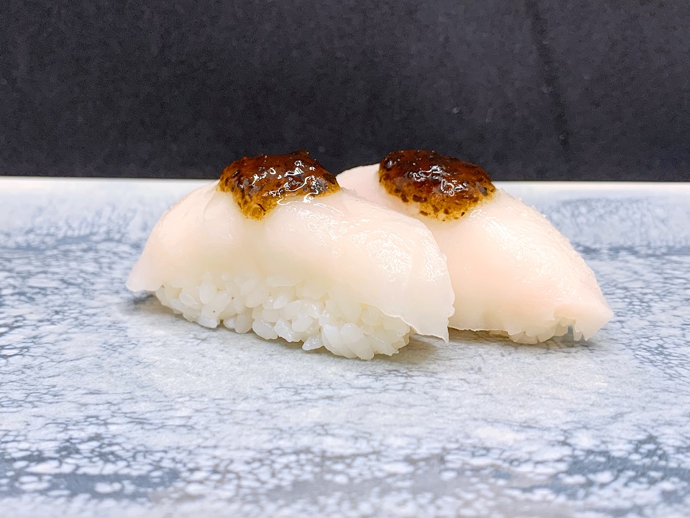 Nigiri pez mantequilla con trufa