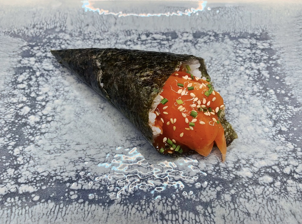 Temaki de salmón macerado