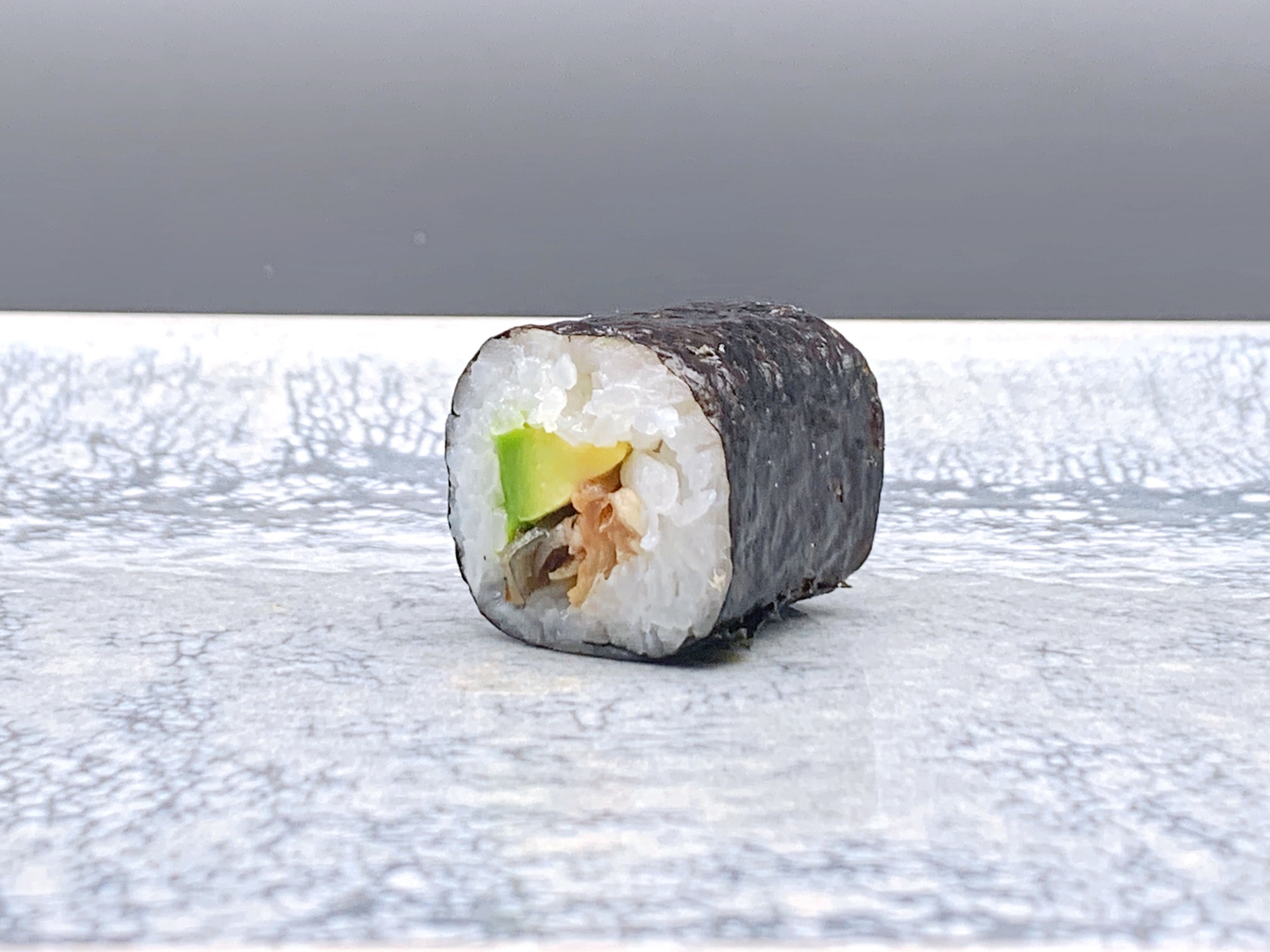 Maki anguila con aguacate