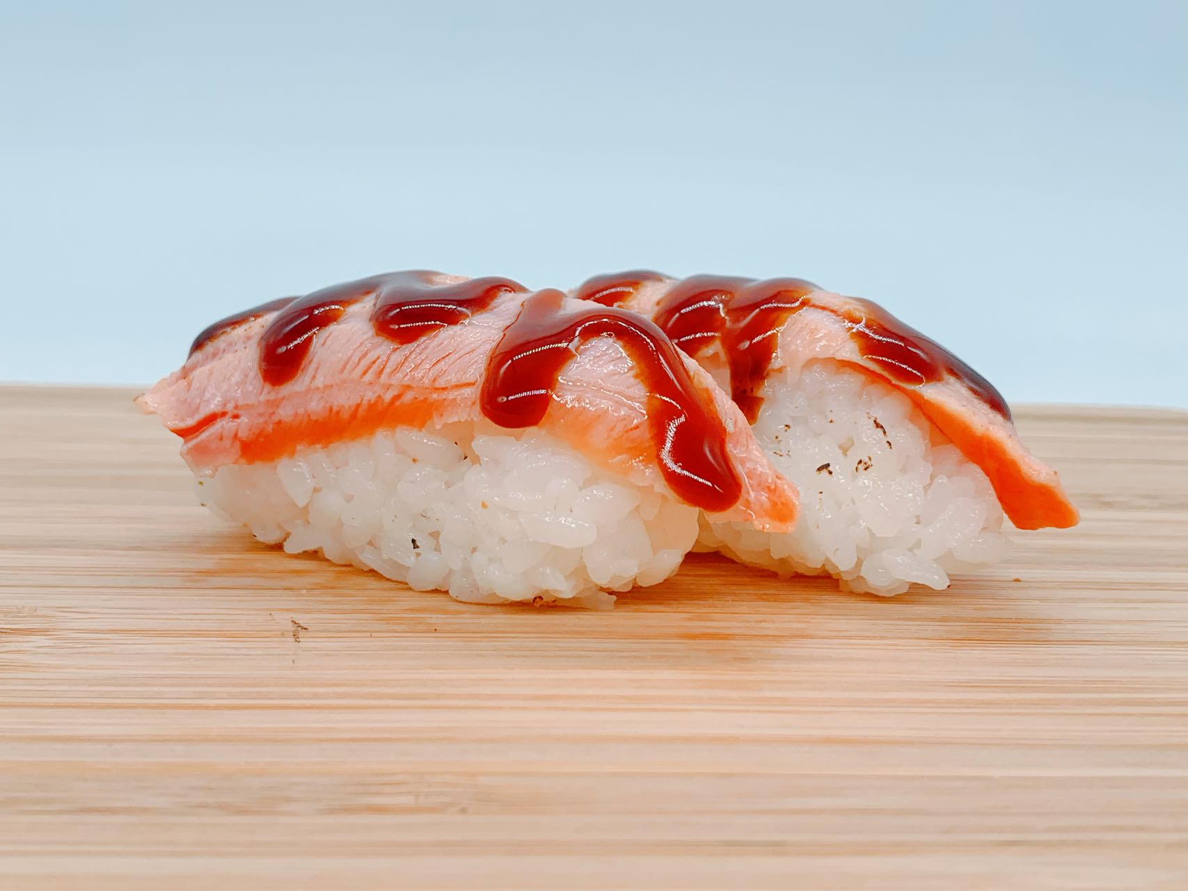 Nigiri almón flameado con s.teriyaki