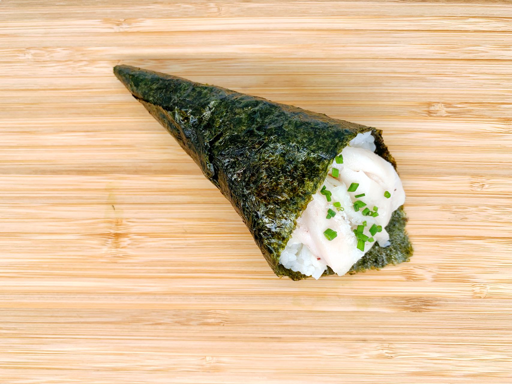 Temaki de pez mantequilla con cebollino